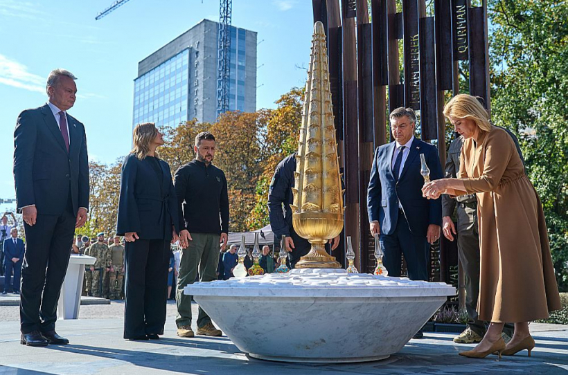 Latvijas Ministru prezidente Evika Siliņa Kijivā piedalījās arī piemiņas memoriāla atklāšanā, godinot padomju režīma pastrādātā Krimas tatāru genocīda upurus.