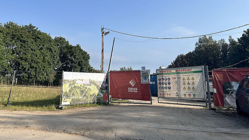 Vārti, aiz kuriem 2025. gada pavasarī sāksies koncertzāles pamatu rakšanas darbi.