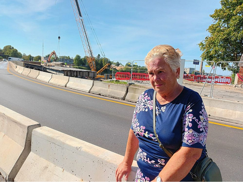 "Sākumā bija bailīgi, taču tagad pie tilta līgošanās esam pieraduši. Kad esam uz tilta, drusku savādi ir tie brakšķi, kad rīvējas metāla plāksnes no transporta svara. Taču tik jau saprotam, ka inženieri ir rēķinājuši, viņiem uzticamies," saka Ruta Saulīte, kura pāri tiltam devās uz Salacgrīvas frizētavu.