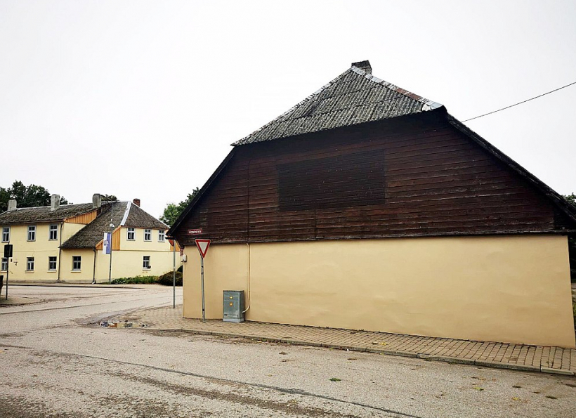 Ēka Durbē pēc zīmējuma aizkrāsošanas.