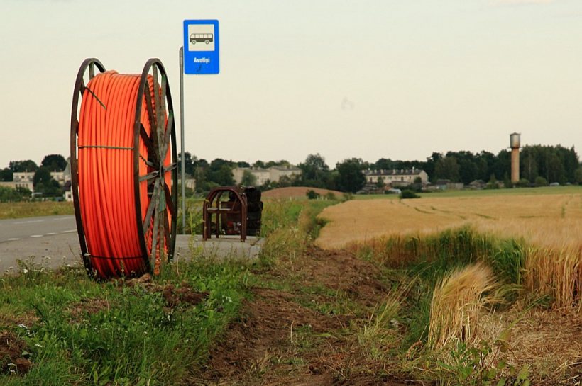 Visplašāk optisko tīklu izmanto operatori Vidzemē, kur iznomāti 2235 km optiskā tīkla. Tai seko Zemgale un Latgale. Abos plānošanas reģionos pēdējā gada laikā dubultojies iznomātā tīkla apjoms, sasniedzot attiecīgi 1644 km un 1294 km optiskā tīkla. Operatori optisko tīklu visplašāk izmanto Bauskas novadā, tam seko Madonas novads, kas vairākus gadus bija līderis pēc iznomāto tīkla kilometru skaita. Vairāk nekā 500 km optiskā tīkla iznomāti Talsu un Rēzeknes novados, bet gandrīz 500 – Valmieras un Dobeles novados.