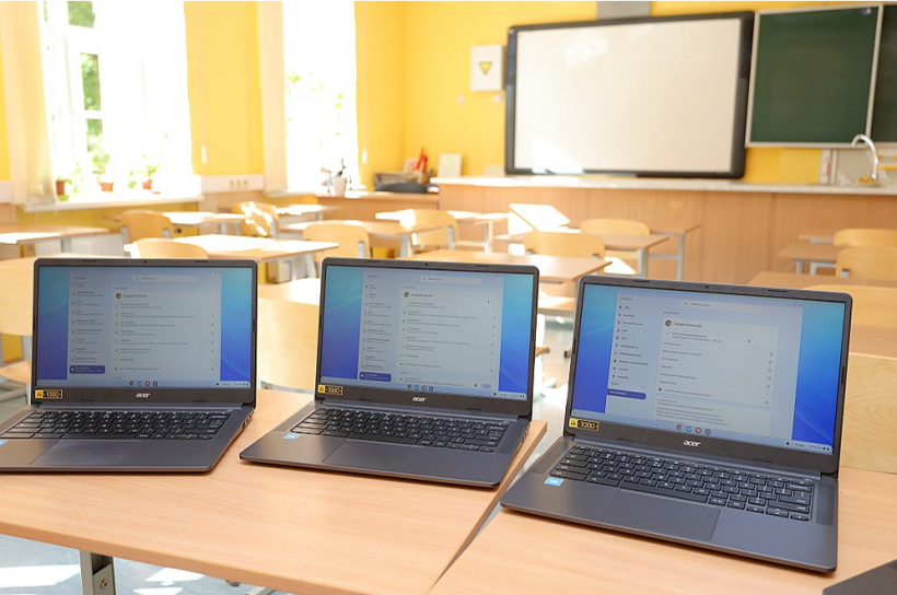 Jaunpils vidusskolā bērniem ir “Chromebook” datori, kurus optiskais internets ļauj visus izmantot vienlaikus.