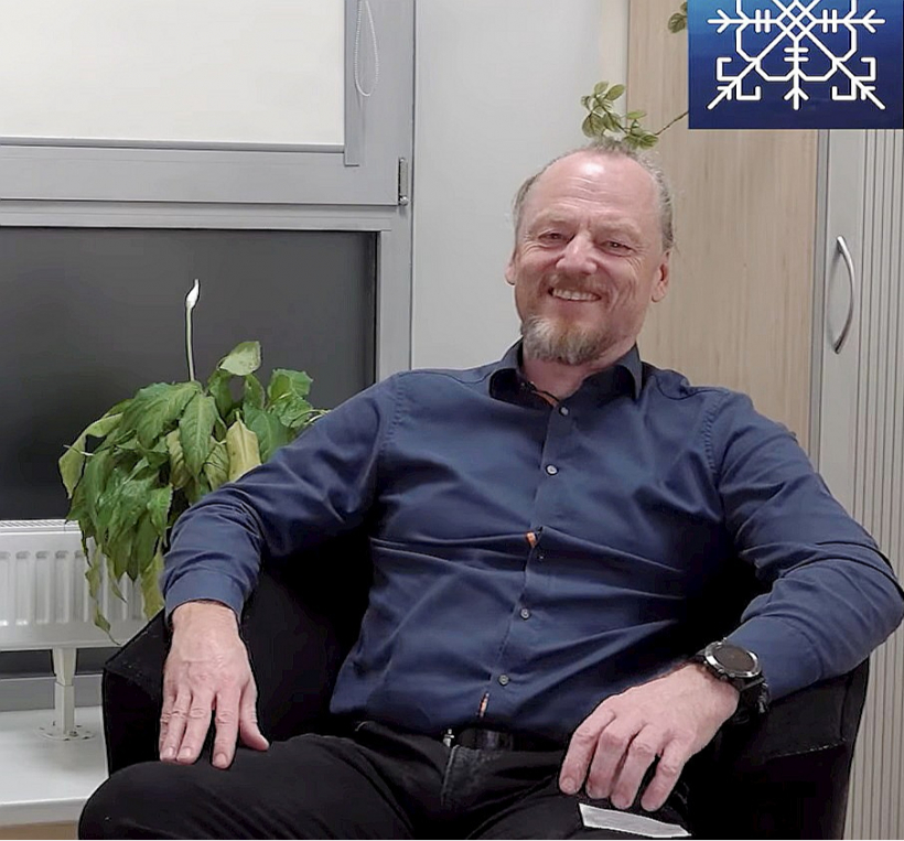 Edgara Medņa pārstāvētās Āgenskalna klīnikas profilā feisbukā sākumlapā rakstīts: "Mēs izglītojam savus klientus, kā saglabāt savu veselību un izārstējam nekaitējot organismam!", taču par šīs klīnikas netradicionālajām ārstniecības metodēm agrāk, arī pirms dažiem gadiem, sabiedrībā raisījušās diskusijas.