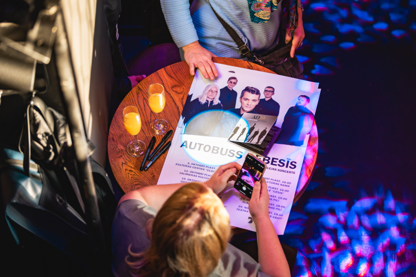 Grupa "Autobuss debesīs" prezentē jauno CD.