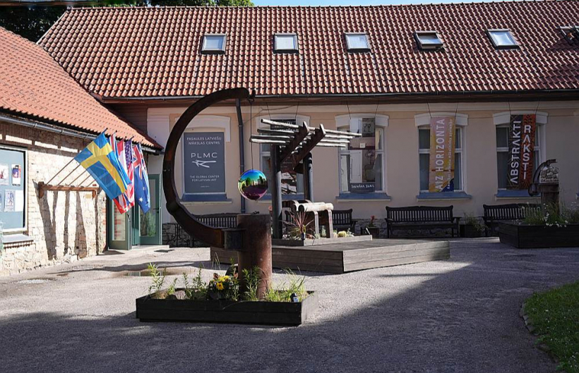 Pasaules latviešu mākslas centrs Cēsīs, Lielajā Skolas ielā 6, mājvietu atrada pirms desmit gadiem.