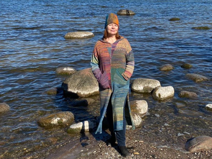 Kad Anitru Toomu atlaida no darba un nācās meklēt jaunu, viņa ātri vien atskārta, ka to atrast 60+ gadu vecumā it nemaz nav viegli – pat, ja atbilsti visām darba sludinājuma prasībām.