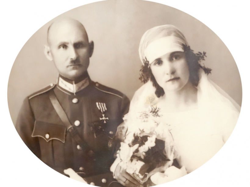 Lauma Upelniece glabā sava vectēva Kristapa Kriša Upelnieka 1927. gada kāzu foto. Tajā viņš redzams ar sievu Annu, Mārtiņa Priedes meitu. Kristaps Krišs Upelnieks (1891. gada 24. jūnijs – 1944. gada 20. novembris), Latvijas brīvības cīnītājs, Lāčplēša Kara ordeņa kavalieris, kapteinis, apbalvots ar Jura krustu un saņēmis Krišjāņa Barona prēmiju, bijis Kureļa grupas štāba priekšnieks, Latvijas Centrālās padomes Militārās komisijas faktiskais vadītājs.