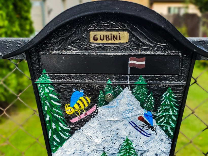 “Nopirkām mūsu sapņu māju 2023. gada ziemā, tāpēc šo gadalaiku atainojām uz pastkastītes,” ideju atklāj Vija Gubiņa, kuras apgleznotā pastkaste gaida sūtījumus Odukalnā