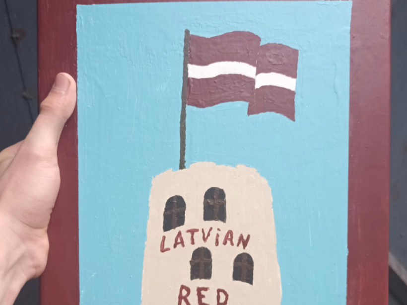 Čiekurkalna iedzīvotājs Rinalds Straume par savu pastkastīti “Latvian Red” atklāj, ka, pateicoties viņa vecmāmiņai Ausmai Stonkus (dzim. Taube), kura bija tekstilmateriālu krāsošanas speciāliste, esam atguvuši īsto Latvijas karoga krāsu toni