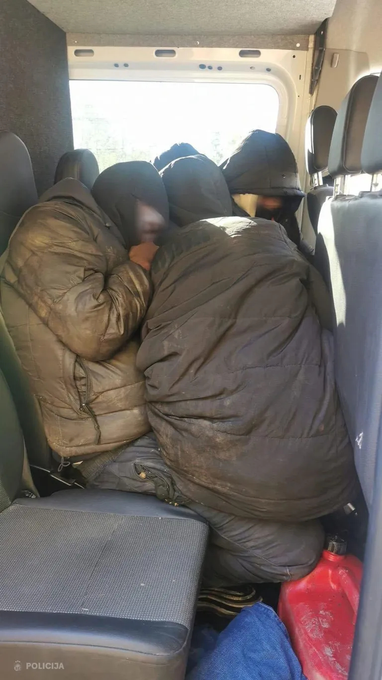 Aizturēties migranti.