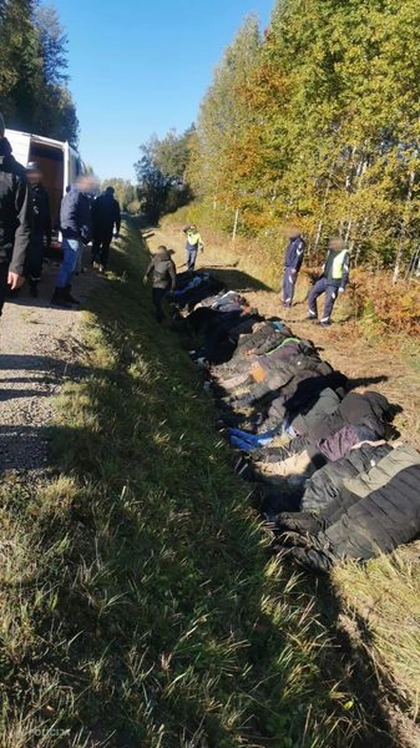 Aizturēties migranti.