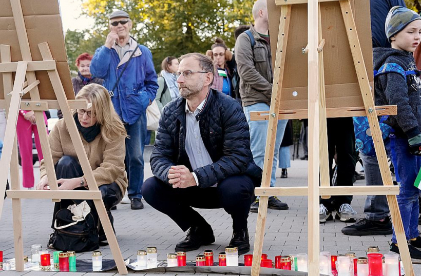 Artis Švinka "Latvijas Avīzei" sacīja, ka viņam cilvēciski bija svarīgi nolikt svecīti vietā, kurā tiek pieminēti bojāgājušie Palestīnas civiliedzīvotāji, kas ir nevainīgi upuri.