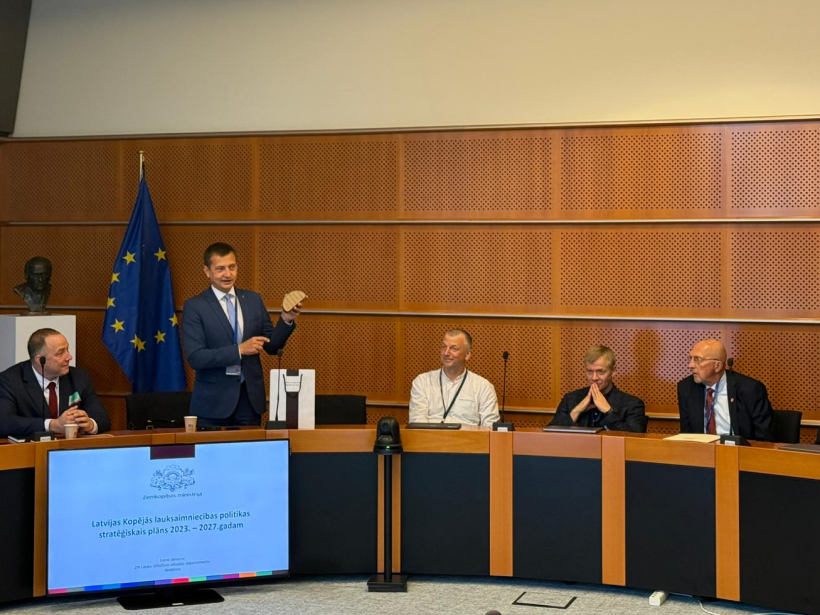 Ministrs tikšanās laikā ar EP deputātiem no Latvijas.
