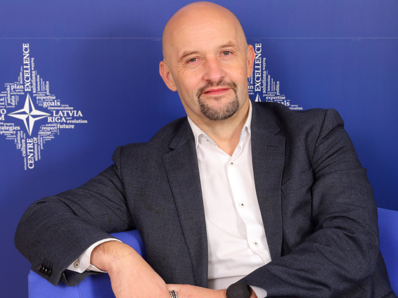 Atziņa, ka ar cilvēku iespējams viegli manipulēt, ir viena no NATO stratēģiskās komunikācijas izcilības centra direktora Jāņa Sārta arsenāla.