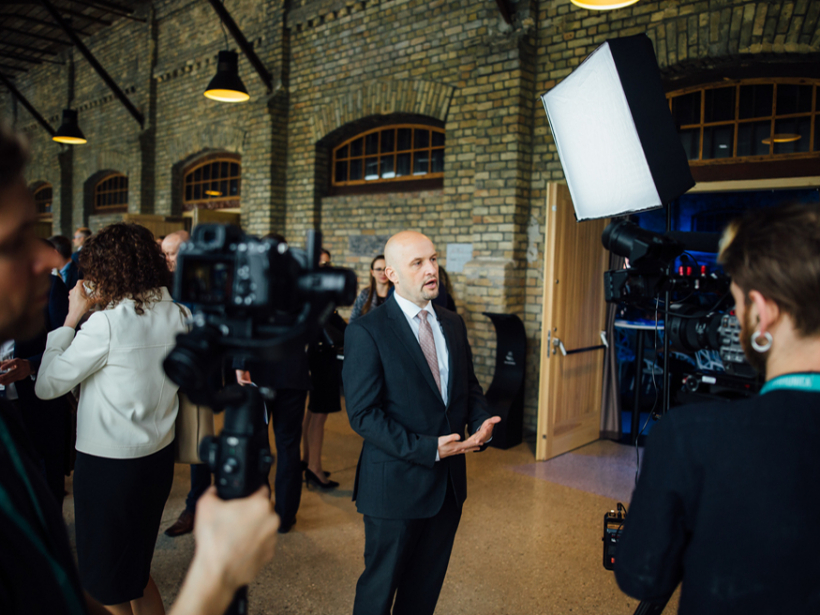 Par konferenci "Riga StratCom Dialogue 2024" lielu interesi izrādīja arī mediji. Attēlā: Centra direktors J. Sārts sniedz interviju medijiem.