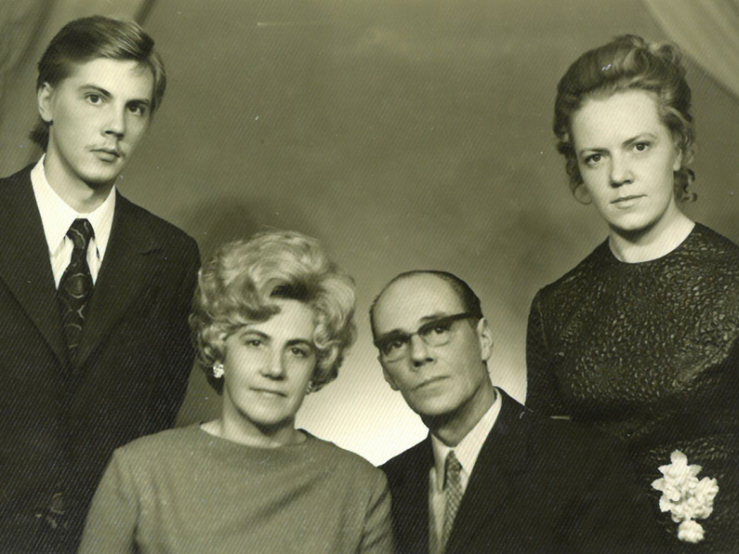 Vecāku sudrabkāzas 1973. gadā. No kreisās brālis Jānis, māte Skaidrīte, tēvs Laimonis un Ingrīda.