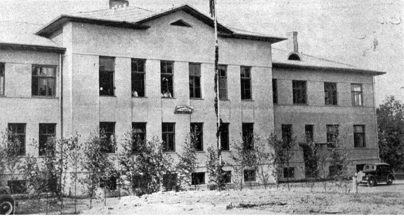 Valmieras novada Dauguļu sešu klašu pamatskolas jaunbūve 1938. gada vasaras beigās. Skola izmaksāja 110 tūkstošus latu. 2023. gadā pēc skolas likvidācijas ēku izlika izsolē. Foto no 1938. gada žurnāla "Pagasta Dzīve".