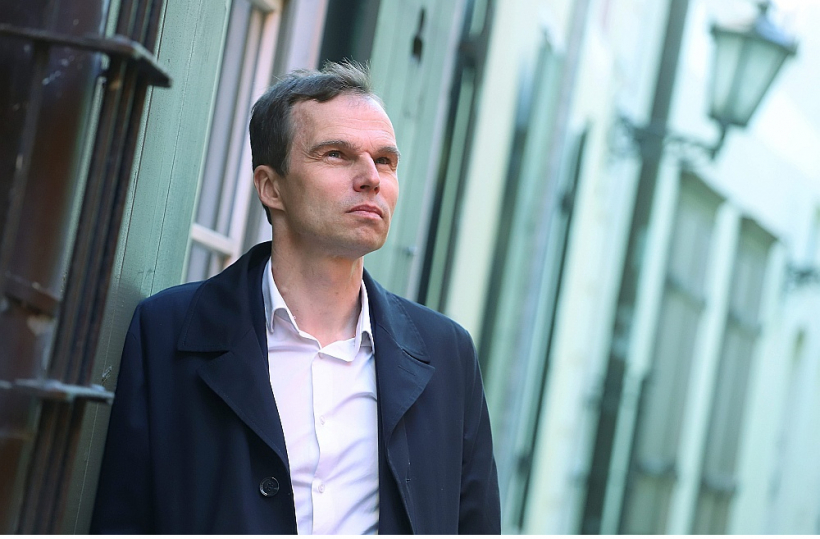 Gatis Krūmiņš: "Situāciju Latgalē toreiz un mūsdienās padara atšķirīgu tas, ka iedzīvotāju blīvums tur bija krietni lielāks un tas daudz ko kompensēja. Sādžās bija daudz iedzīvotāju. Pa visiem kopā viņi spēja uzturēt gan ceļus, gan pārējo. Tikmēr šobrīd Latgalē ir ne tikai zemākā produktivitāte, bet arī iedzīvotāju skaits ļoti samazinājies. Latgale vairs nespēj apmierināt pati savas vajadzības un ir pa īstam dotējams reģions."