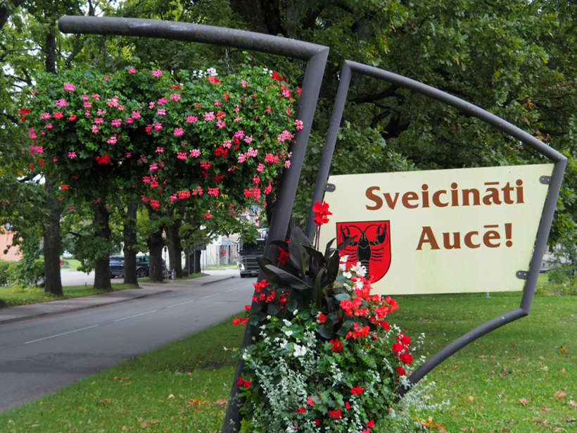 Iebraucot Aucē, iepriecina mazpilsētas sakoptība, daudzviet – gaumīgi puķu stādījumi. 