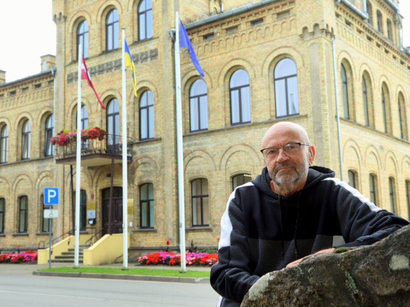 Iepretim Auces pilsētas pārvaldes namam, kurā darbojas pilsētai svarīgas iestādes, piemēram, Valsts un pašvaldību vienotais klientu apkalpošanas centrs, Sociālais dienests un Bāriņtiesa, tiekamies ar Gunti Šēferu, Auces pilsētas pārvaldes vadītāju.