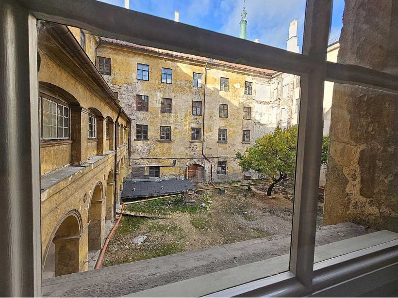 Caur atjaunotās pils telpu logiem paveras arī pagalms ar vēl nerenovētās pils daļas aplupušajām sienām. Šo korpusu atjaunošanai šobrīd naudas nav un līdz 2028. gadam acīmredzot arī nebūs.