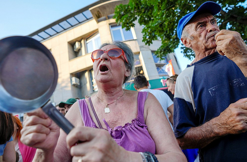 Tūkstošiem Serbijas iedzīvotāju dažādās pilsētās šovasar devās demonstrācijās, protestējot pret litija ieguves projektu.