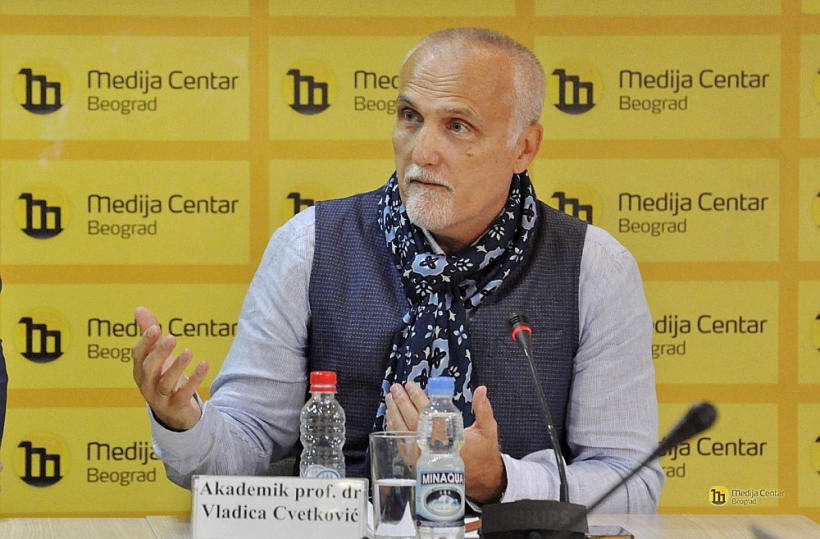 Akadēmiķis un Serbijas Zinātņu un mākslas akadēmijas loceklis ģeologs Vladica Cvetkovičs saka, ka Serbijā notiek "tipiska tādas tēmas, kas būtu jārisina profesionālajās aprindās, politizācija".