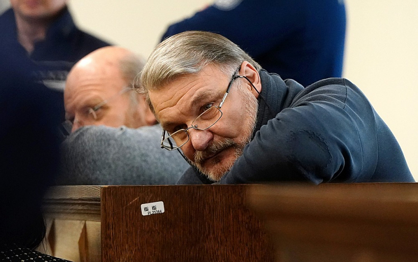 Uzņēmējs Aleksandrs Babenko (no labās) un uzņēmējs Mihails Uļmans tiesas sēdē.