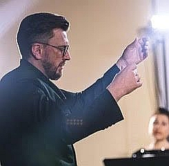 Šodien plkst. 19 Rīgas Domā skanēs kora un instrumentālās mūzikas koncerts "Ainavas", pie Valsts akadēmiskā kora "Latvija" diriģenta pults stājoties Valdim Tomsonam.