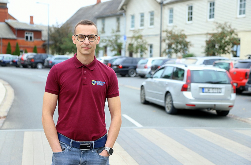 "Smiltenes NKUP" sistēmu tehniķis ūdenssaimniecībā Kristaps Kalniņš: "Smiltenes centra atjaunošanā viena no vissvarīgākajām bija ūdenssaimniecības sakārtošana, tostarp lietusūdens aizvadīšanas sistēmas izbūve. Tagad pilsētas zemākās vietas vairs neapplūdīs."