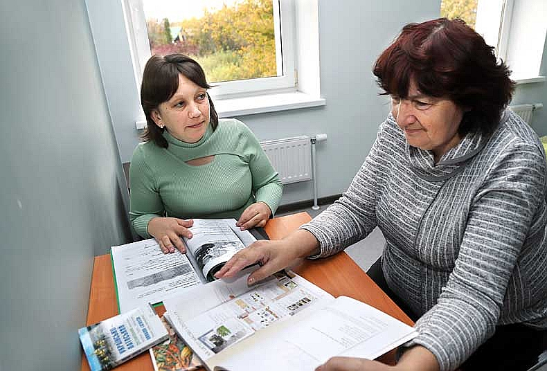 Inna Jurjāne (no kreisās) Gulbenē mācās latviešu valodu pie skolotājas Birutas Rukmanes.