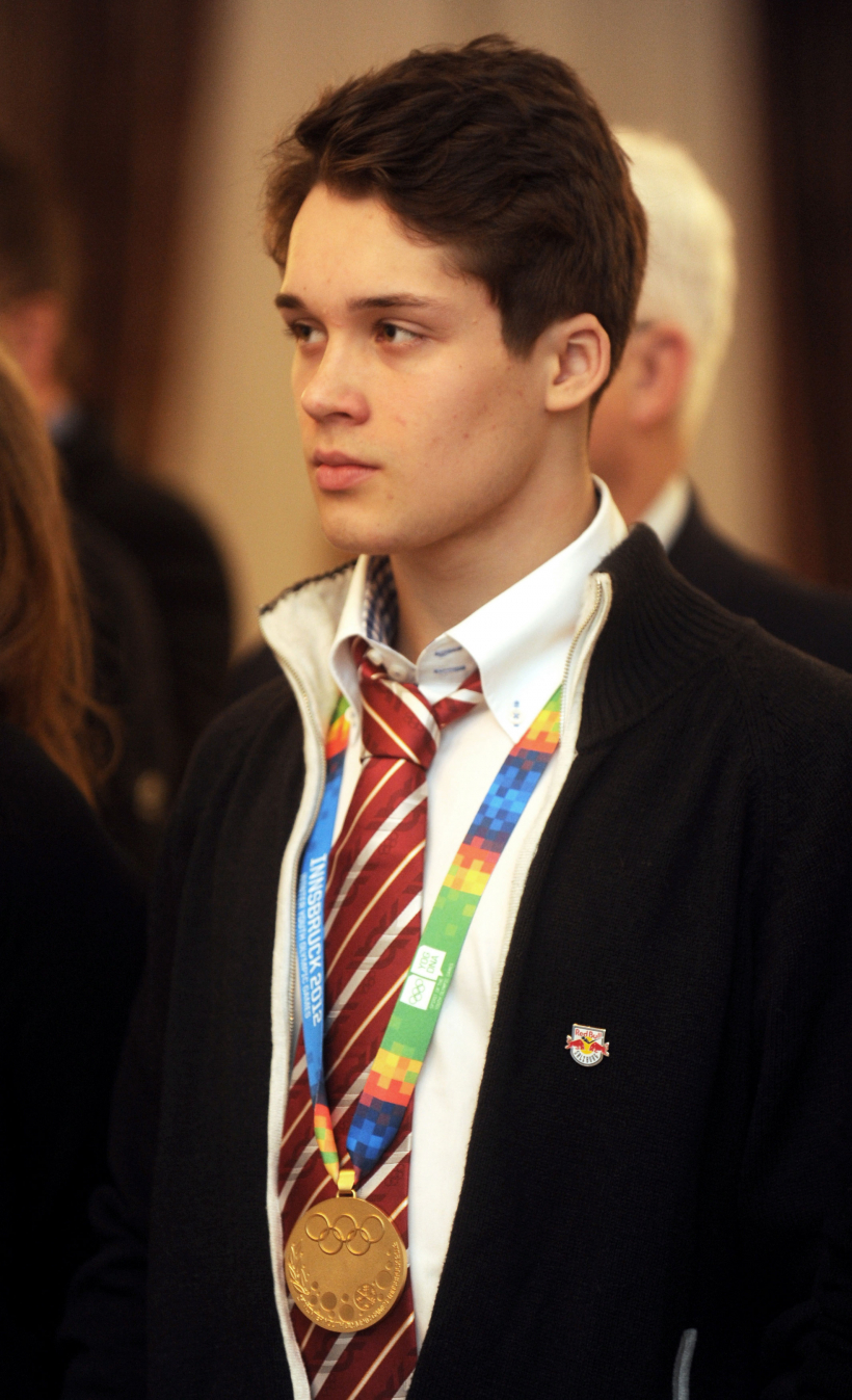 Jaunatnes Olimpisko spēļu čempions hokejā individuālo prasmju turnīrā Augusts Valdis Vasiļonoks tikšanās laikā ar Valsts prezidentu Rīgas pilī. 2012. gads. 