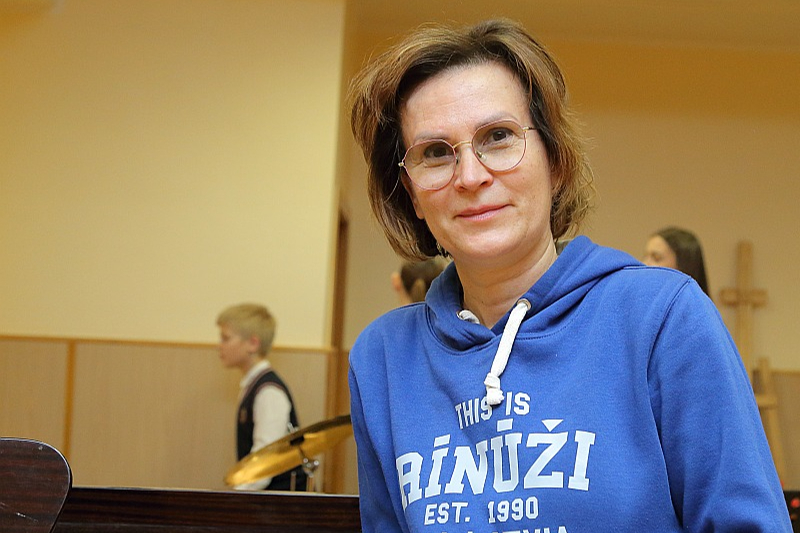 Rīnūžu vidusskolas kora vadītāja Natalja Jekimova teic – 2015. gada svētkos skolai koristu nav trūcis, bet pēdējos gados sastāvs samazinājies.