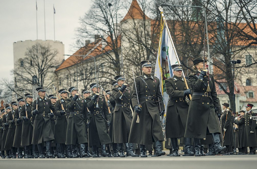 Štāba bataljons 18. novembra militārajā parādē 2023. gadā. Priekšgalā – Antoņina Bļodone.