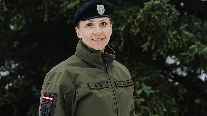 Latvijas Nacionālo bruņoto spēku pulkvede Antoņina Bļodone ir pirmā sieviete, kas komandēs Latvijas proklamēšanas gadadienai veltīto militāro parādi.