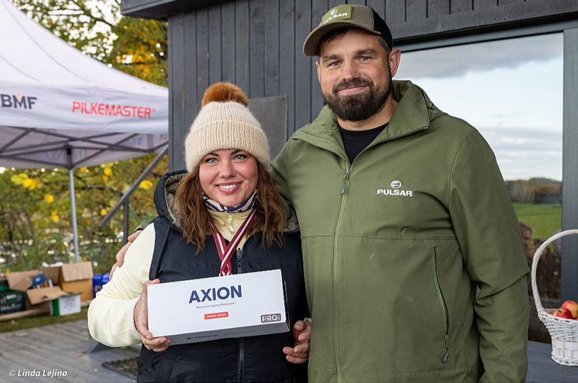 Kitija Laurēna no Viestura Arklona saņem vienu no glavenajām balvām izlozē – "Pulsar Axion XQ35 PRO" termālo monokli.