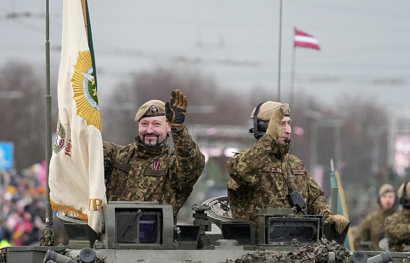 Latvijas proklamēšanas gadadienai veltītajā militārajā parādē piedalījās ap 1500 karavīru, zemessargu, policistu, robežsargu, ugunsdzēsēju glābēju un jaunsargu.
