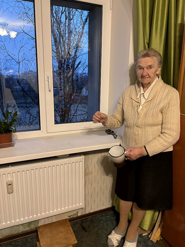Agrita Kluša, Rīgas, Latgales ielas 237. nama dzīvokļa saimniece, rāda vienkāršu rīku radiatora atgaisošanai. Viņas mājoklī radiatori aprīkoti ar alokatoriem, kas palīdz sekot līdzi siltuma patēriņam.