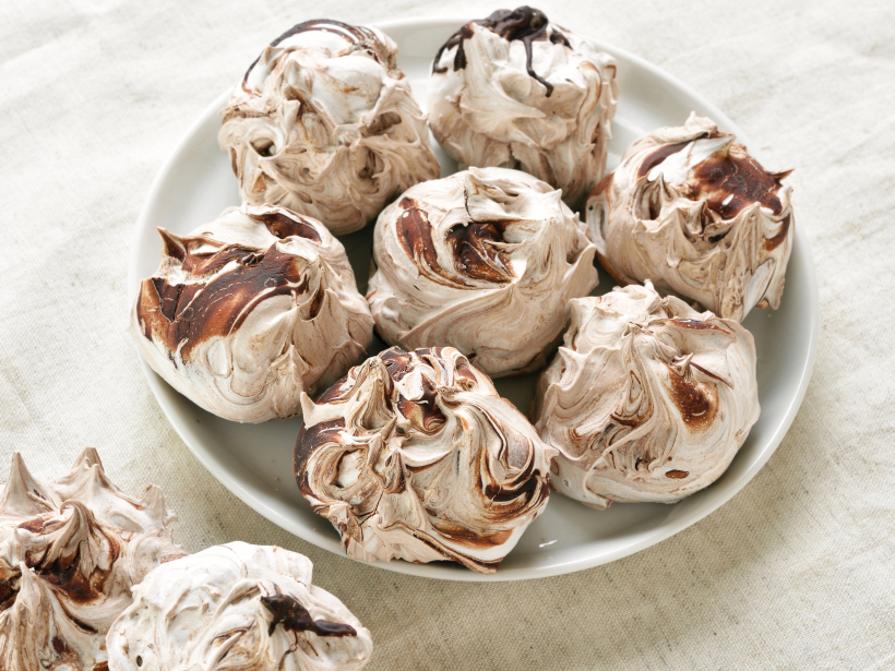 Šokolādes un mandeļu bezē cepumi.