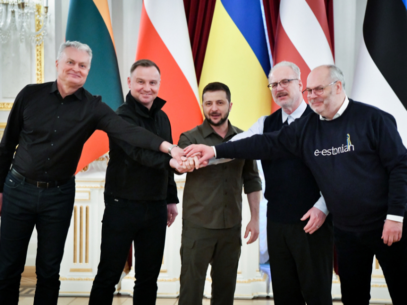 "Pirmajās nedēļās pēc krievu iebrukuma tieši Igaunijas, Latvijas, Lietuvas un Polijas pārstāvji bija tie, kuri panāca, ka NATO orientējas uz palīdzības sniegšanu Ukrainai." Attēlā: Ukrainas, Polijas un Baltijas valstu prezidentu tikšanās Kijivā tūlīt pēc Krievijas iebrukuma Ukrainā 2022. gada februārī. 
