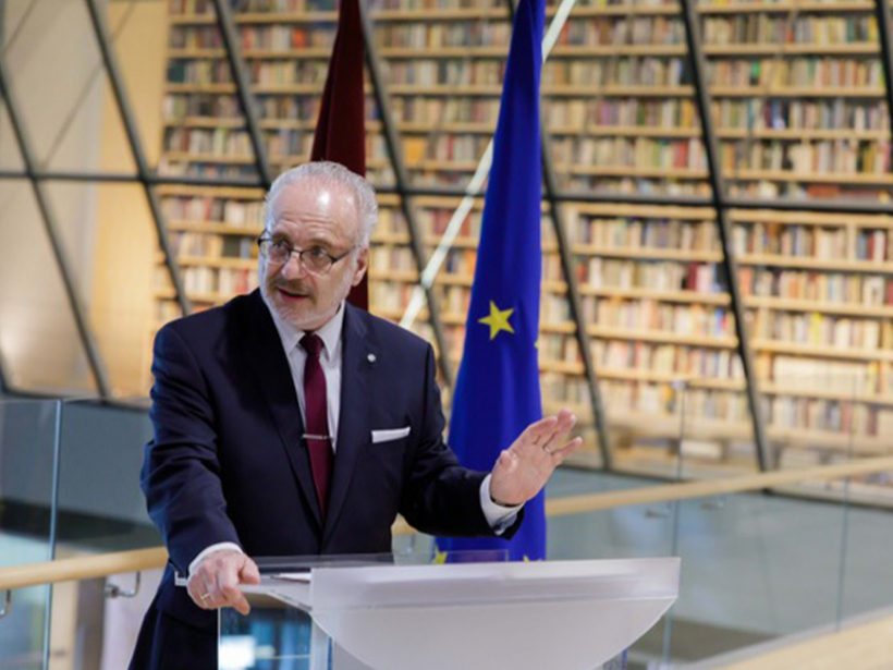 "Biju vienīgais prezidents ar skaidru nostāju par latviskumu un latviešu valodu." Attēlā: prezidentūras pēdējā darba dienā E. Levits Latvijas Nacionālajai bibliotēkai nodeva savu vēstījumu nākotnei "Par latviešu valodu", kurā teikts, ka Latvija kā nacionāla valsts var pastāvēt vienīgi latviešu valodā.
