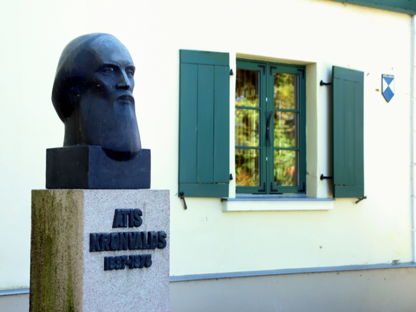 Jaunlatvietim, publicistam, valodniekam Atim Kronvaldam 150 gadu jubilejā pie Durbes luterāņu baznīcas 1987. gadā atklāja pieminekli. Viņš kopis latviešu valodu, darinājis ap 200 vārdu, piemēram, arhitektūra, burtnīca, daile, dzeja, dzejolis, episks, galotne, gleznot, horizonts, izglītība, izglītot, izloksne, jaunatne, kaislība, luga, māksla, mūzika, nākotne, pagātne, pilsonis, poēzija, priekšmets, raksturs, skolēns, slimnīca, varonis, vēstule, vēsture, zinātne.