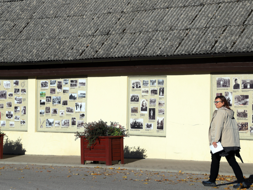 Māja Raiņa un Aizputes ielas krustojumā. Tās īpašnieks pirms pieciem gadiem Durbes pilsētas svētkos atļāvis uz ēkas ārsienas izvietot vēsturiskas fotokolāžas. Laika gaitā kolāžas bija nolietojušās, un, pateicoties senlietu krātuves vadītājam Reinim Baham un iedzīvotāju atsaucībai, kas ziedoja savu senču fotogrāfijas, šogad Durbes pilsētas svētkos 6. jūlijā ekspozīcija atjaunota.
