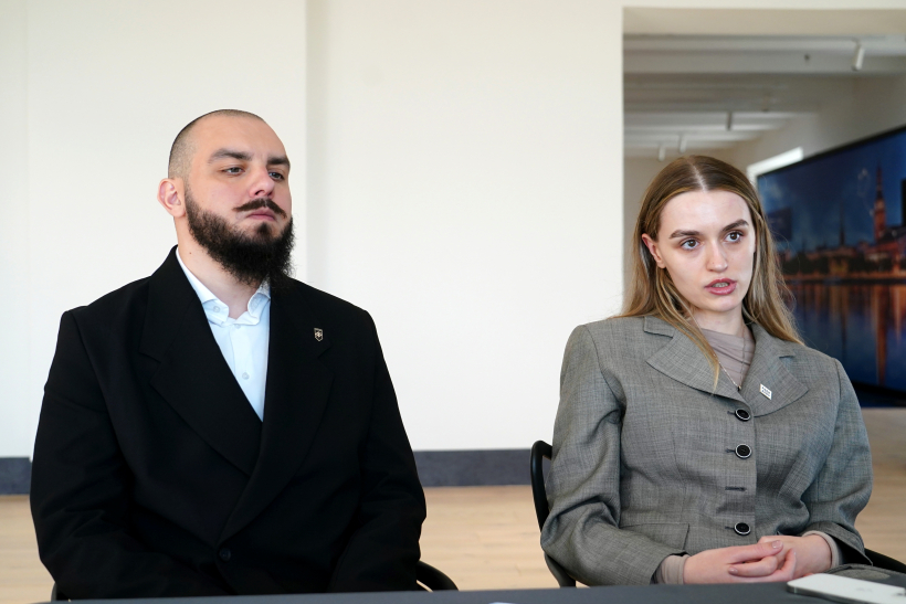 Ukrainas speciālo uzdevumu brigādes "Azov" seržants, filozofijas doktors Valentīns Dzjubenko un "Azov" starptautiskās komunikācijas nodaļas vadītāja Jūlija Fedosjuka.