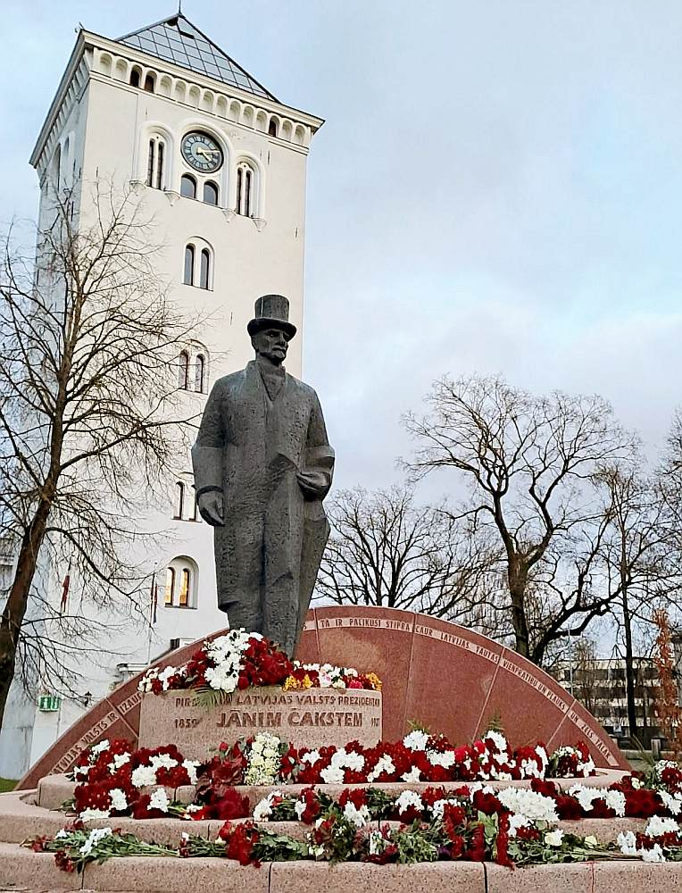 Arta Dumpe. Piemineklis pirmajam Latvijas Valsts prezidentam Jānim Čakstem (arh. E. Vecumnieks, B. un D. Bērziņi ) Jelgavā, fotografēts 2024. gada 20. novembrī.