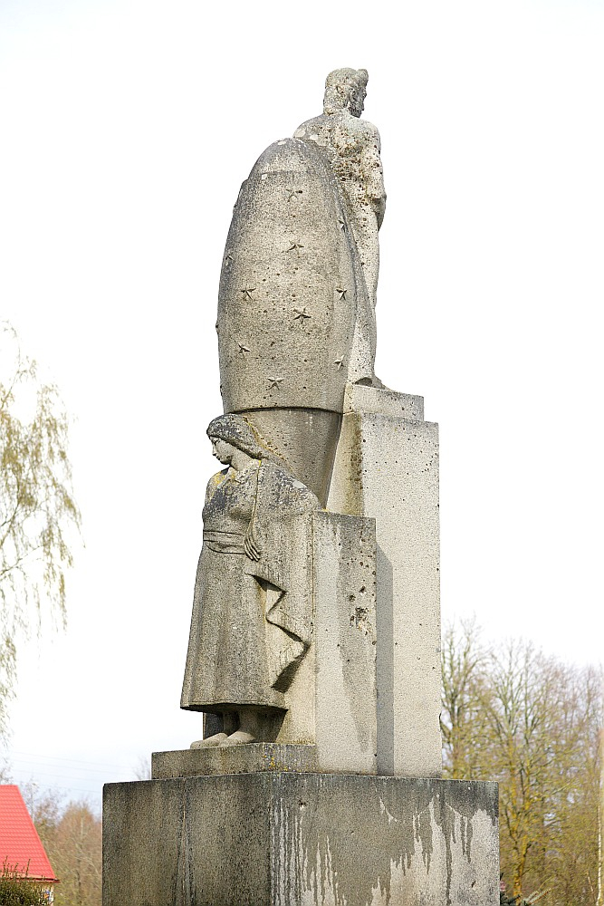 Kārlis Zemdega. Piemineklis "Pasaules karā un Latvijas atbrīvošanas cīņās kritušiem Džūkstes draudzes dēliem", fotografēts 2018. gada 3. maijā.