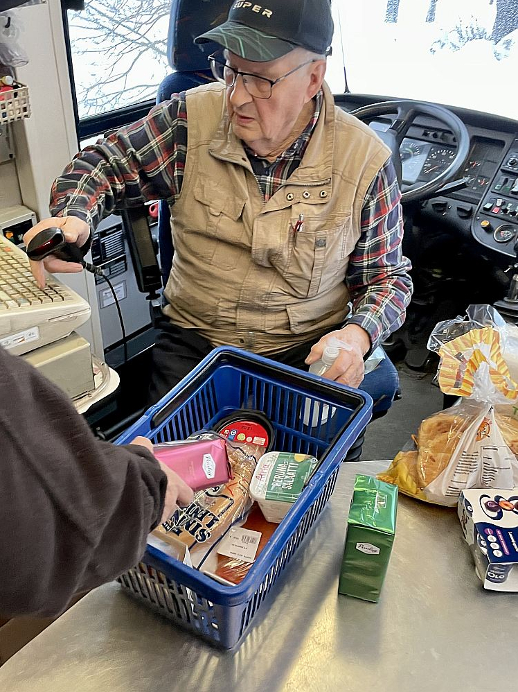 Mati Sallinens, 86 gadus vecais autoveikala īpašnieks, vasarā Somijā nobraucot pa 800 kilometriem mēnesī.