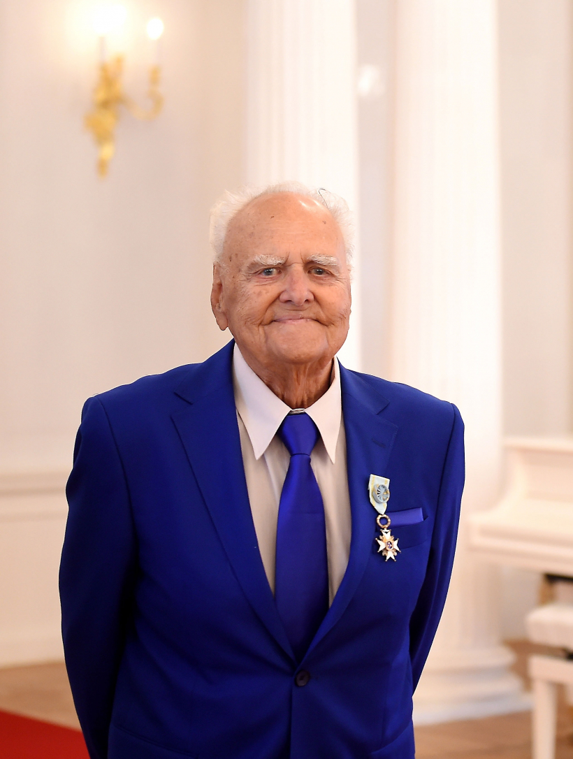 Dailes teātra aktieris Gunārs Placēns Cildinājuma raksta pasniegšanas ceremonijā Rīgas pilī.