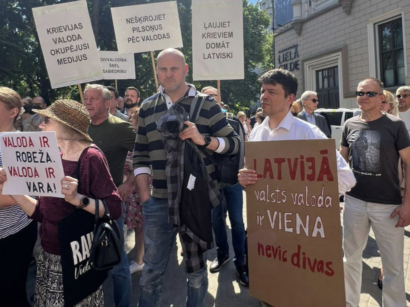 Pikets šā gada 20. maijā Vecrīgā pie SEPLP biroja ēkas pret ieceri Latvijas Televīzijā rīkot Eiropas Parlamenta pirmsvēlēšanu diskusijas arī krievu valodā. Viens no protestētājiem – Saeimas deputāts Edvīns Šnore (priekšplānā).