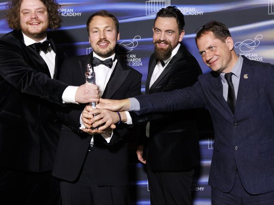Filmas "Straume" producents un līdzautors Matīss Kaža (no kreisās),režisors Gints Zilbalodis (otrais no kreisās), komponists Rihards Zaļupe un producents Rons Diānss ar Eiropas Kinoakadēmijas balvu par labāko animācijas filmu.